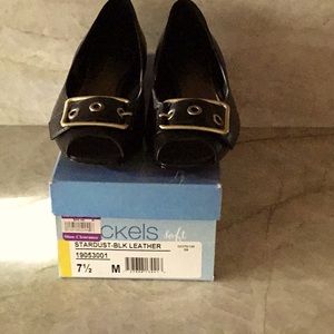 Women’s Nickels soft Brand Leather Peep Toe Flat Shoe in Size 7.5M